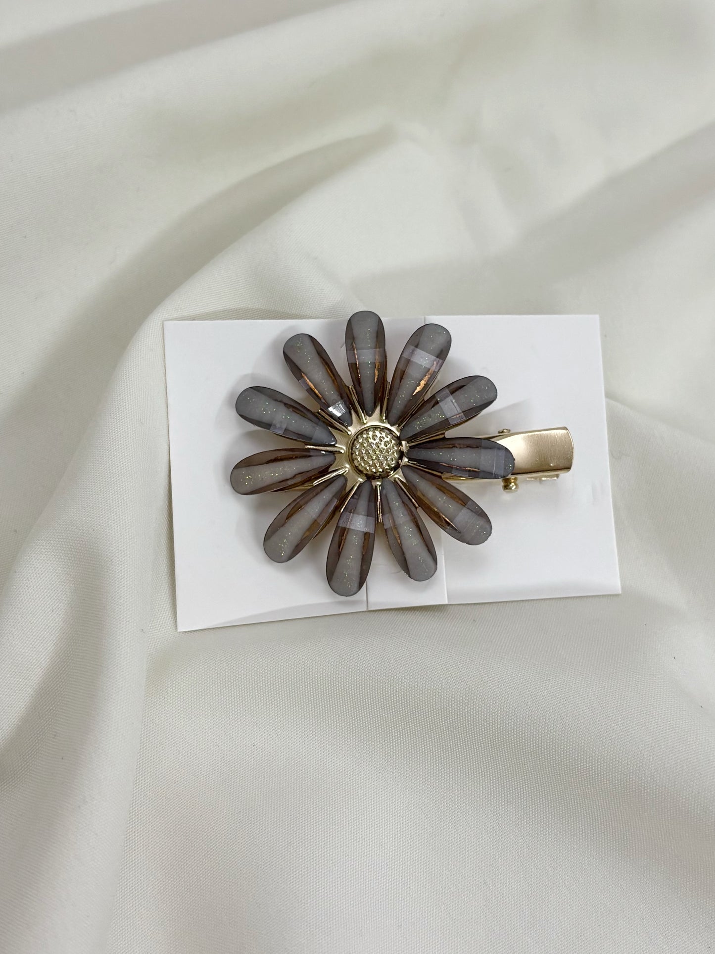 Medium daisy clip