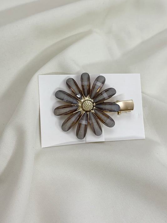 Medium daisy clip