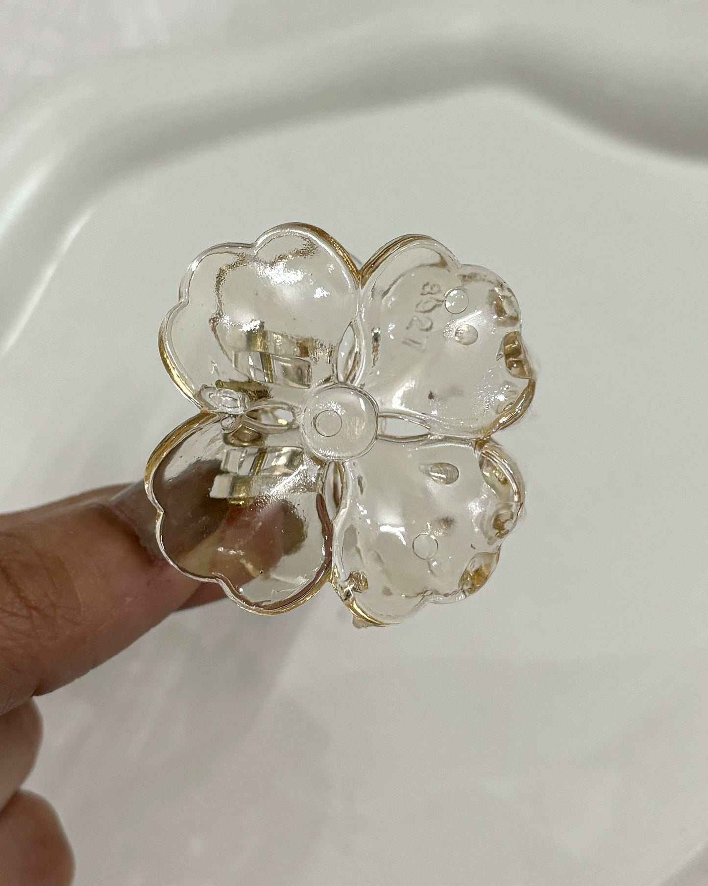 Clover claw (golden)