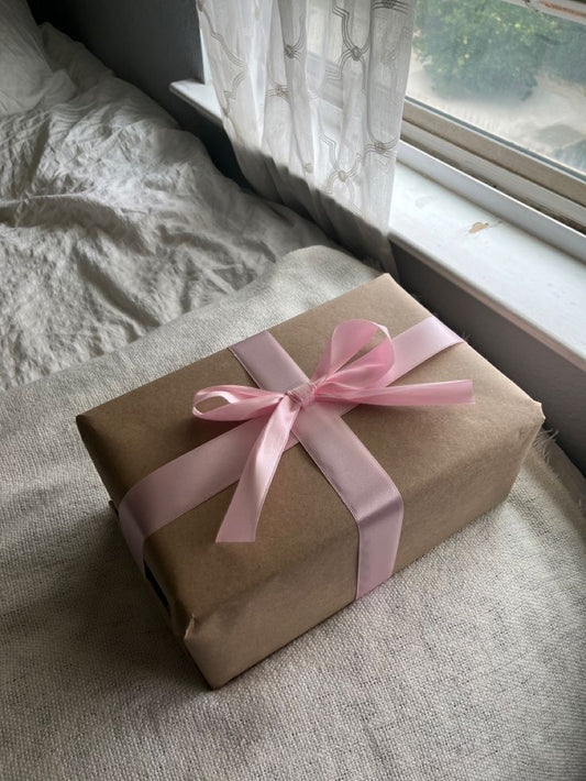gift wrap with ribbon (brown pink)