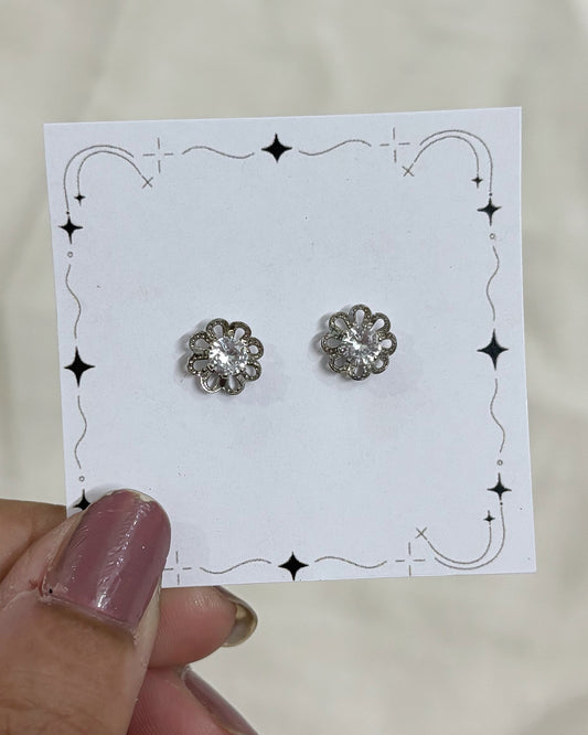 Flower studs (white)