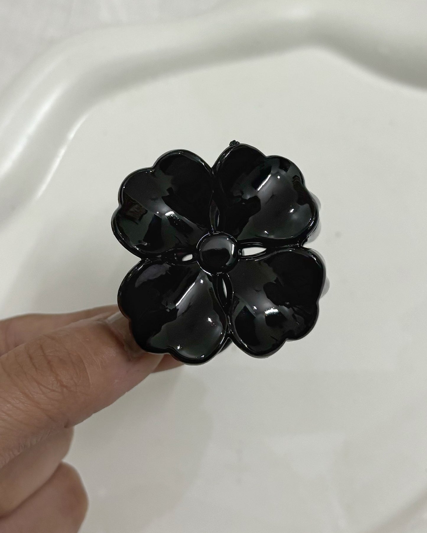 Clover claw (black)