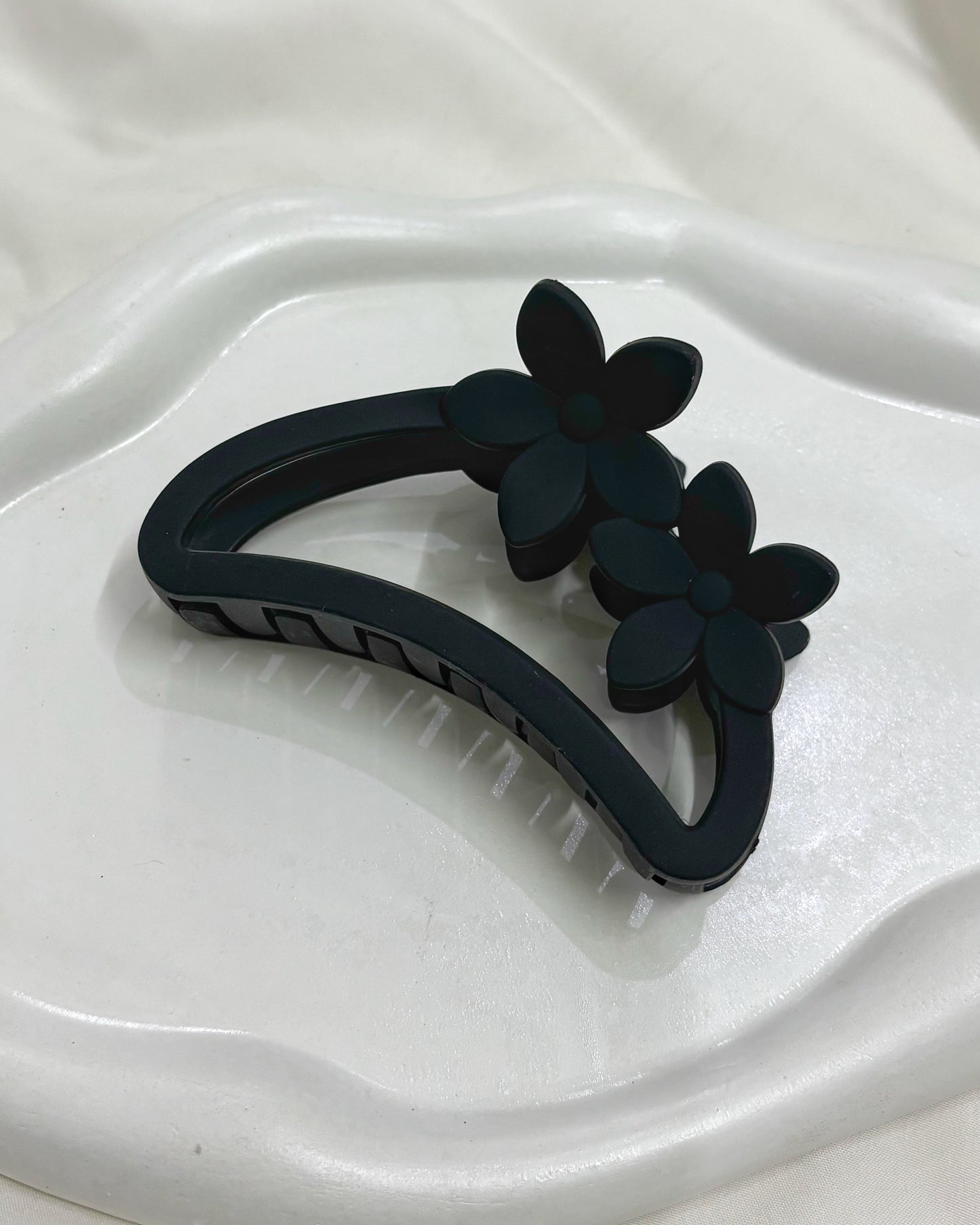 Floral claw (black)