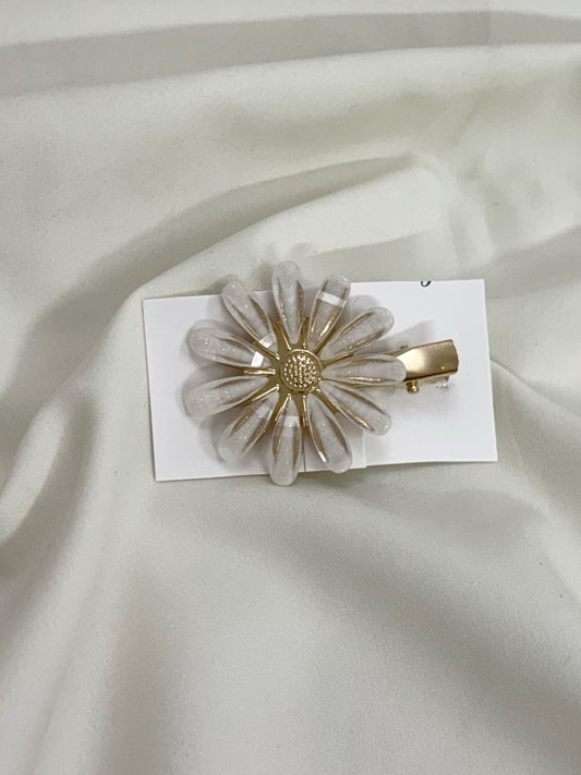 Medium daisy clip