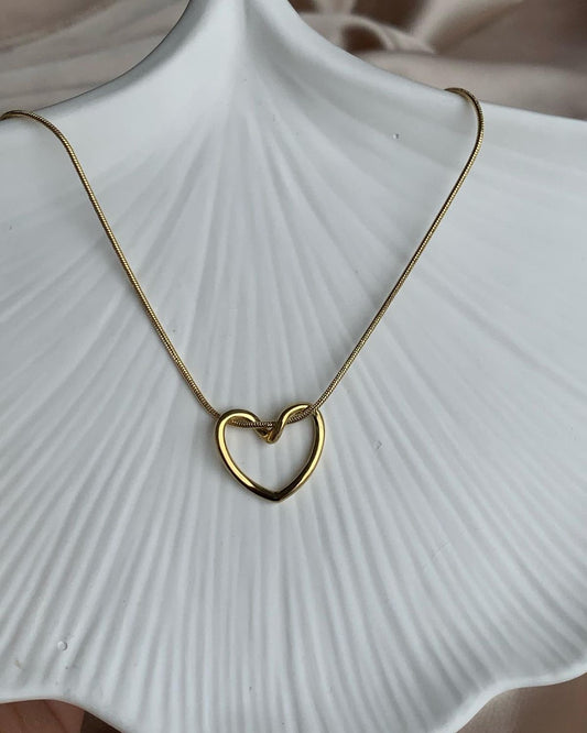 Heart knot pendant (with case)