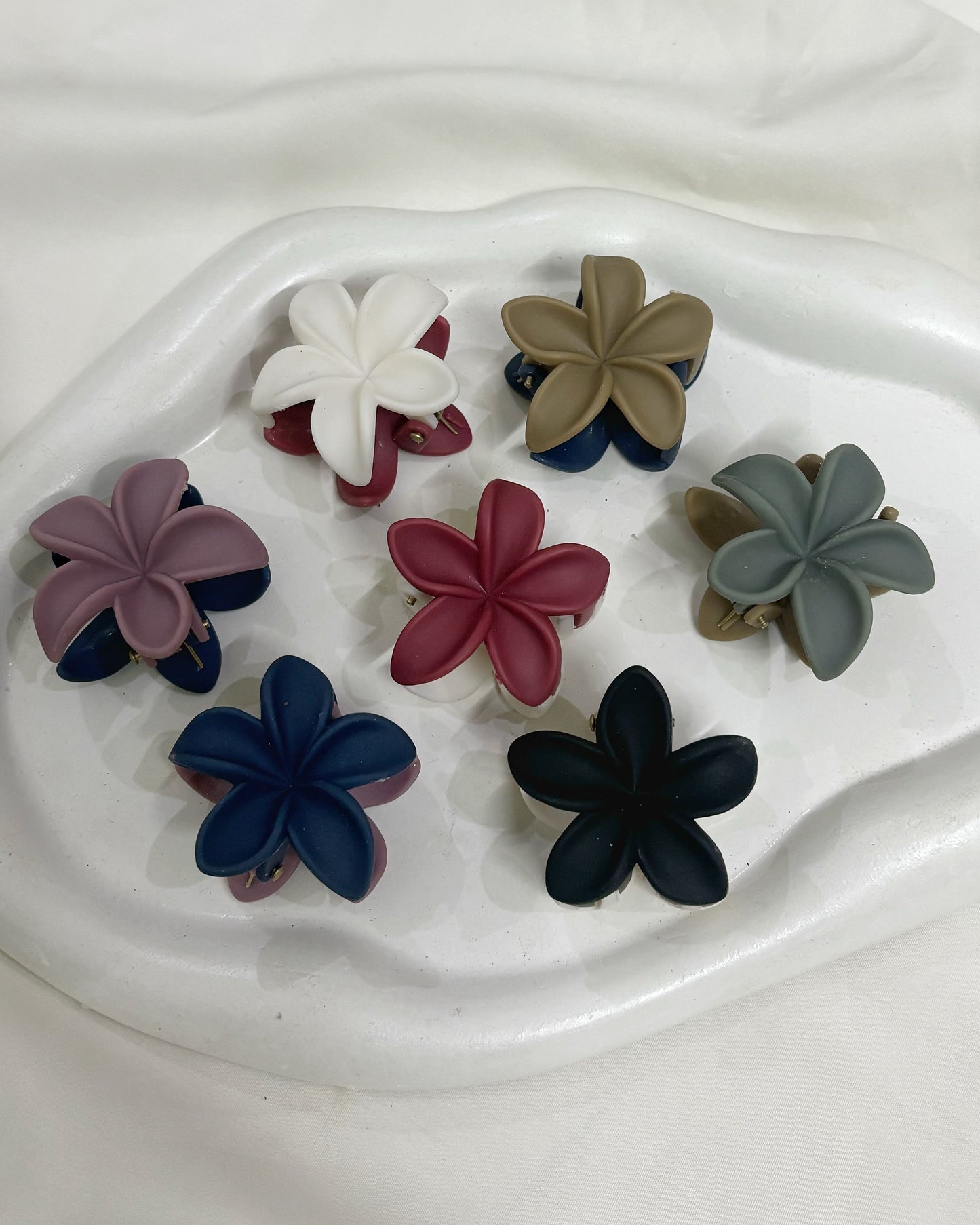 Dual shade flower claws (set of 3)