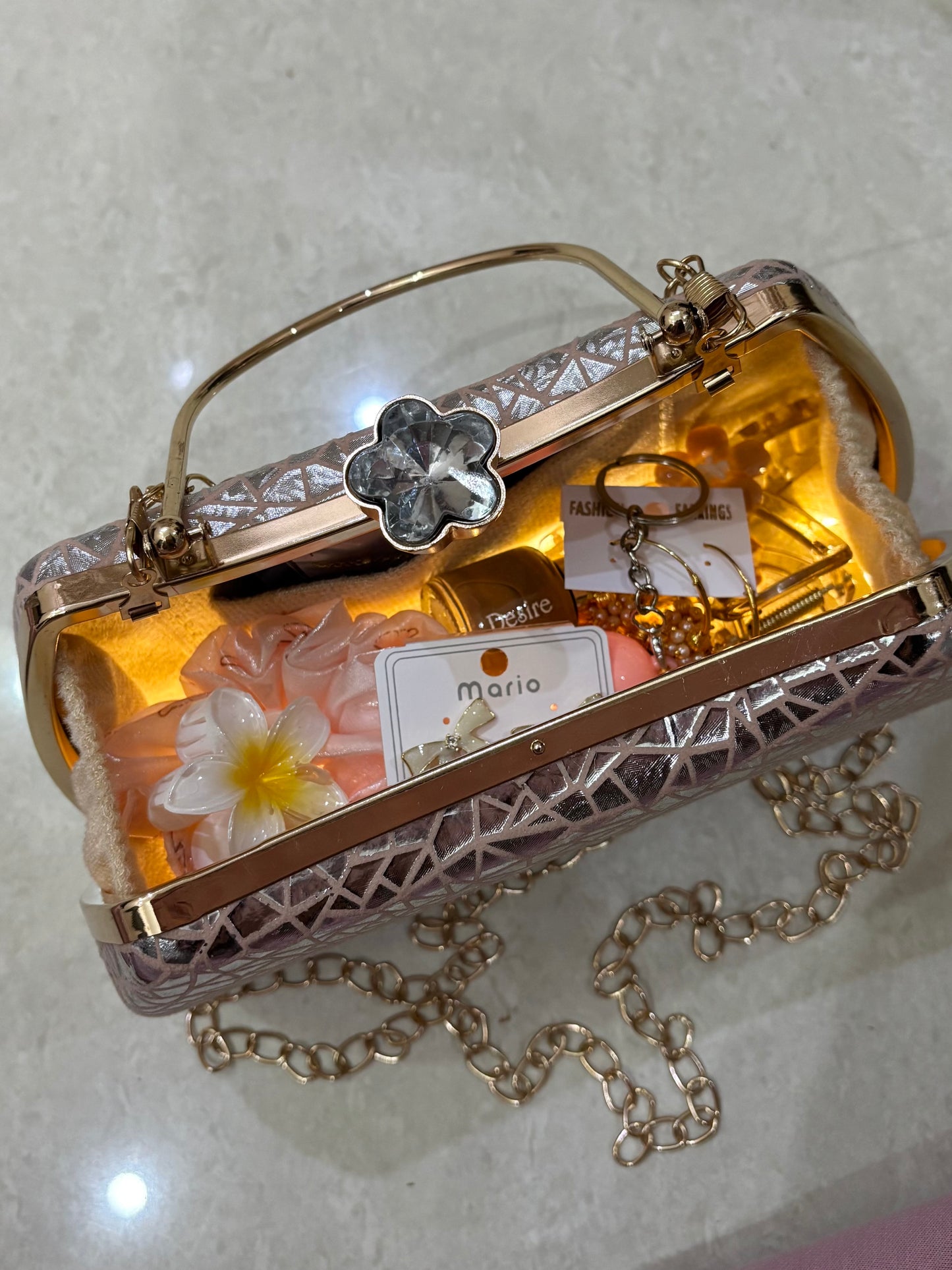 Clutch hamper
