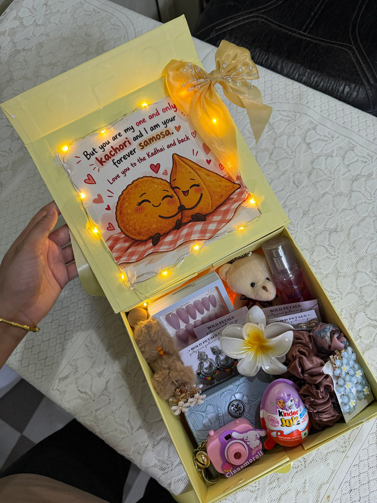 Kachori samosa hamper