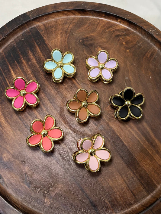 Gold outlined flower claw mini (4 random)